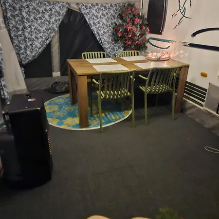 Caravan Met Voortent En Bijzettentje * بيتين