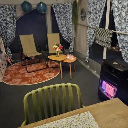 Caravan Met Voortent En Bijzettentje