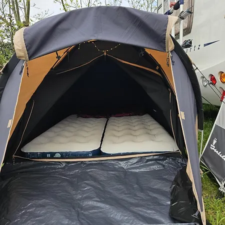 Caravan Met Voortent En Bijzettentje مكان تخييم *