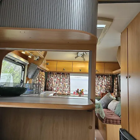 Caravan Met Voortent En Bijzettentje مكان تخييم