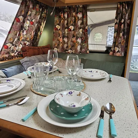 Caravan Met Voortent En Bijzettentje مكان تخييم