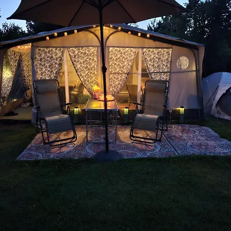 Caravan Met Voortent En Bijzettentje بيتين