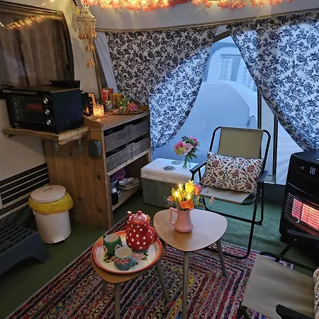 Caravan Met Voortent En Bijzettentje مكان تخييم بيتين