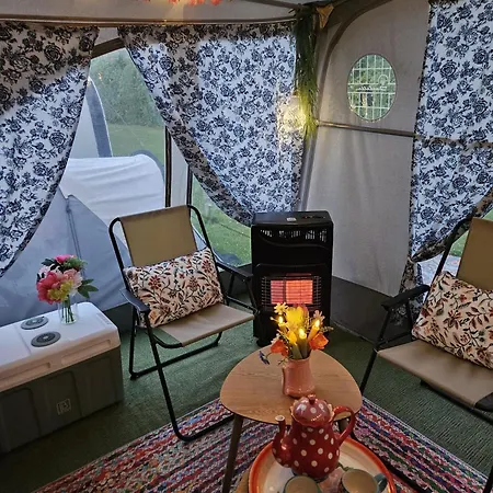 Caravan Met Voortent En Bijzettentje بيتين