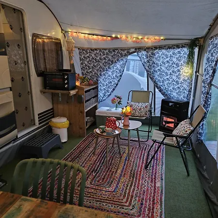 Caravan Met Voortent En Bijzettentje * بيتين