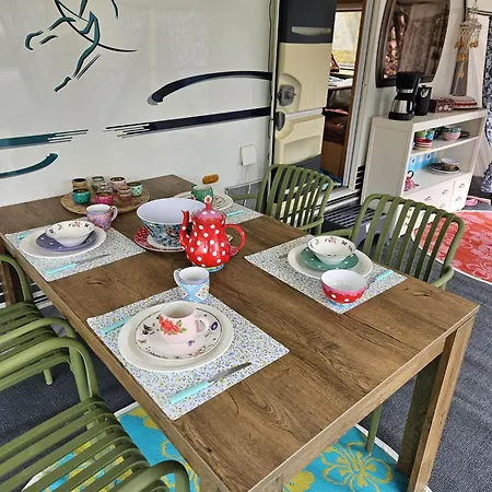 Caravan Met Voortent En Bijzettentje Campingplatz Petten