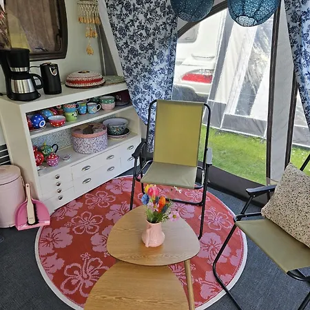 Caravan Met Voortent En Bijzettentje Petten