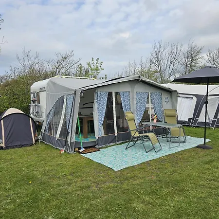 Caravan Met Voortent En Bijzettentje Campingplatz