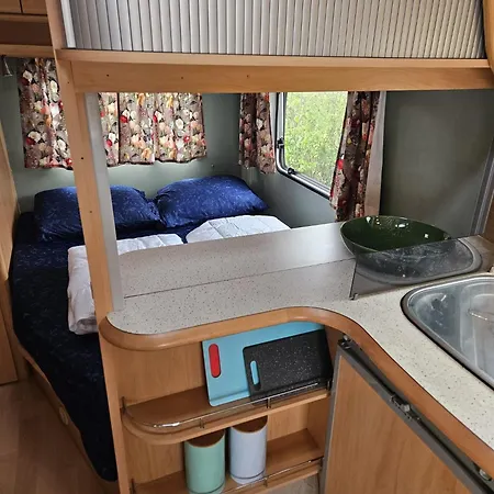 Caravan Met Voortent En Bijzettentje Campingplatz *