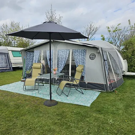 Caravan Met Voortent En Bijzettentje Campingplatz
